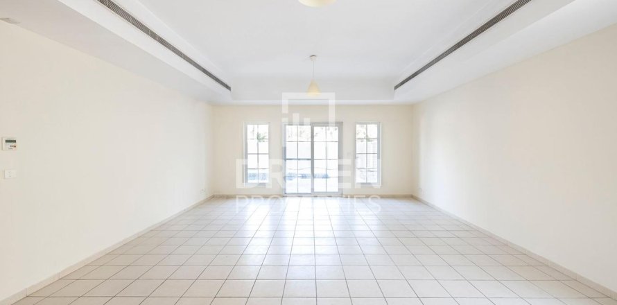 Villa de 5 dormitorios en Arabian Ranches, UAE No. 218438
