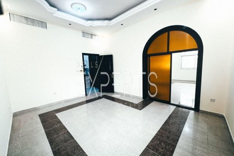 4 bedrooms Villa in Abu Dhabi, UAE No. 223970 10
