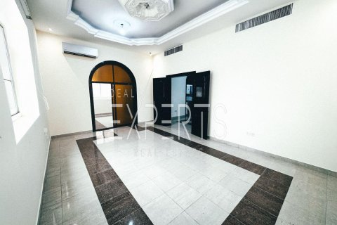 4 bedrooms Villa in Abu Dhabi, UAE No. 223970 5