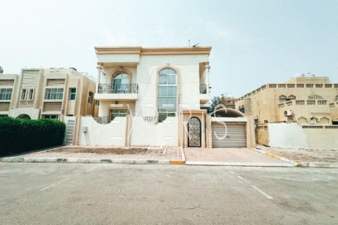 4 bedrooms Villa in Abu Dhabi, UAE No. 223970 2