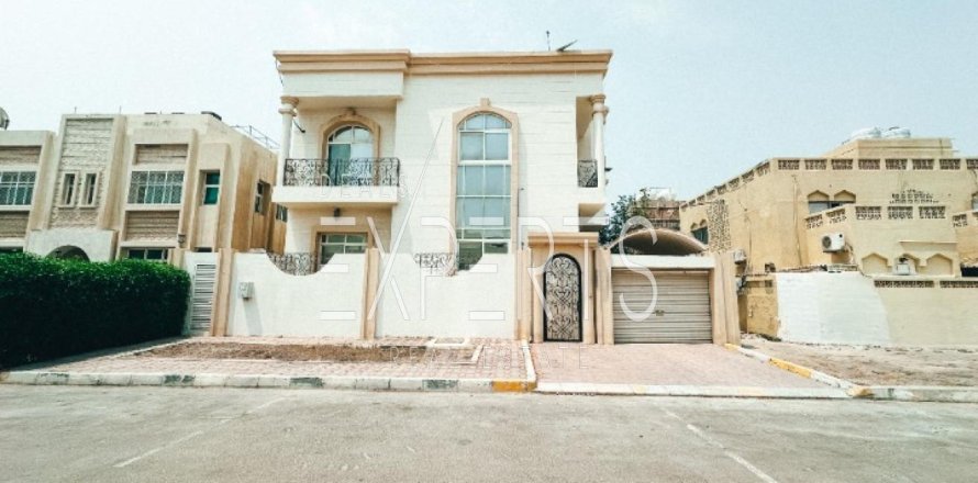 4 bedrooms Villa in Abu Dhabi, UAE No. 223970