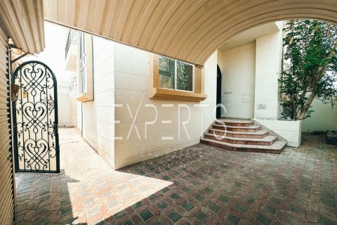 4 bedrooms Villa in Abu Dhabi, UAE No. 223970 3