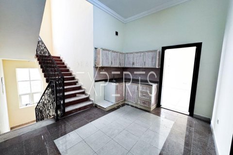 4 bedrooms Villa in Abu Dhabi, UAE No. 223970 12