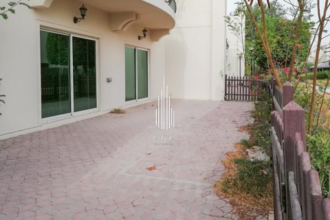4 bedrooms Villa in Abu Dhabi, UAE No. 19702 17