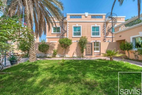 Villa de 4 dormitorios en Umm Suqeim, UAE No. 201024 3