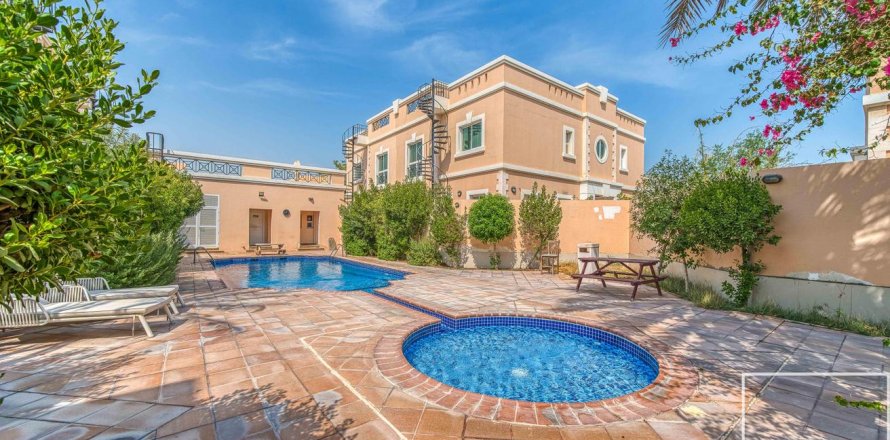 Villa de 4 dormitorios en Umm Suqeim, UAE No. 201024