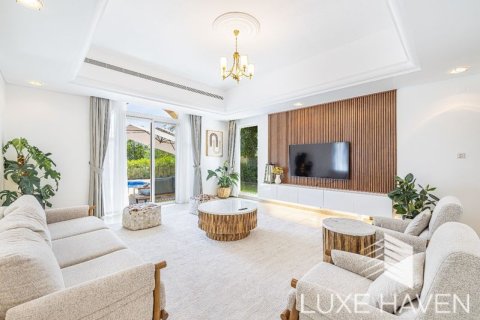 Villa de 6 dormitorios en Victory Heights, UAE No. 9860 4