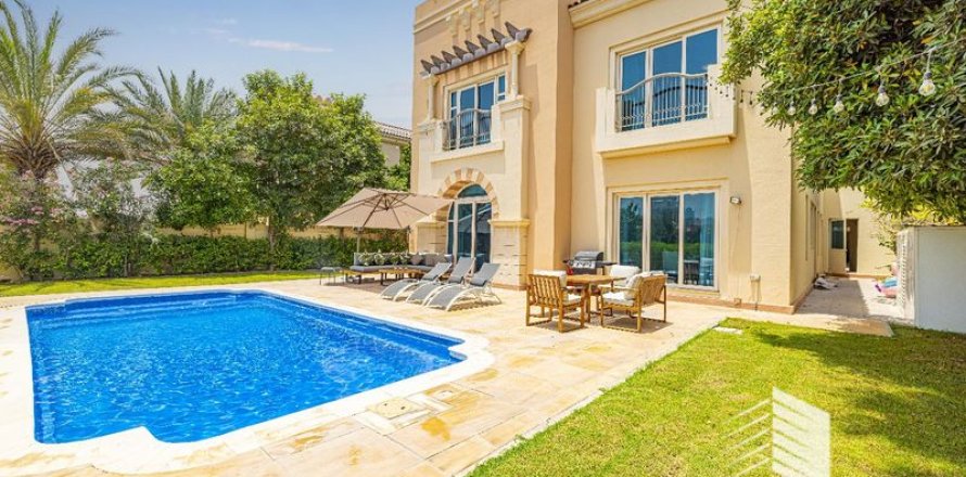 Villa de 6 dormitorios en Victory Heights, UAE No. 9860