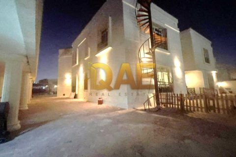 Villa de 5 dormitorios en Al Barsha, UAE No. 7353 3