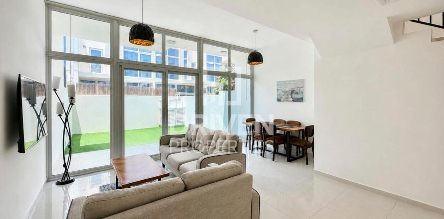 Townhouse de 2 dormitorios en Dubai, UAE No. 214857