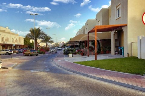 3 bedrooms Villa in Abu Dhabi, UAE No. 13238 4