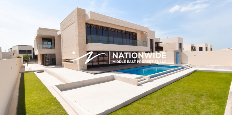 5 bedrooms Villa in Abu Dhabi, UAE No. 134411