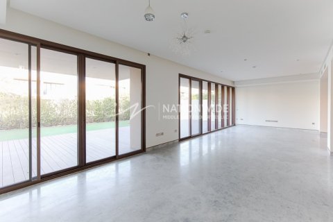 5 bedrooms Villa in Abu Dhabi, UAE No. 134411 10