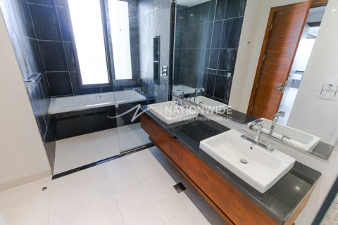 5 bedrooms Villa in Abu Dhabi, UAE No. 134411 11
