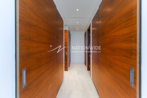5 bedrooms Villa in Abu Dhabi, UAE No. 134411 13