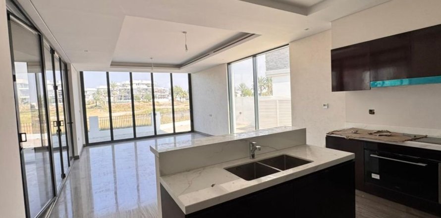 7 bedrooms Villa in Dubai, UAE No. 166044
