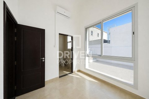 4 bedrooms Villa in Nadd Al Sheba, UAE No. 221473 14