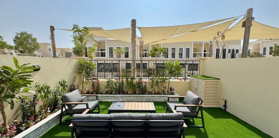 4 bedrooms Townhouse in Dubai, UAE No. 220043