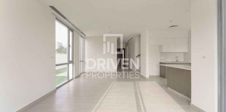 Villa de 4 dormitorios en EMAAR South, UAE No. 215052