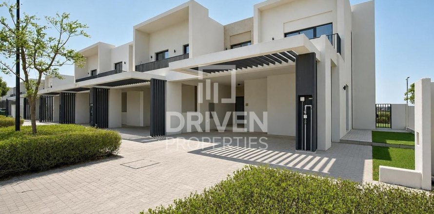 Villa de 4 dormitorios en EMAAR South, UAE No. 217485