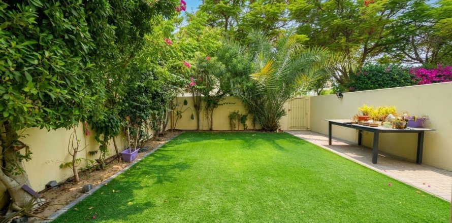 2 bedrooms Villa in Dubai, UAE No. 213447