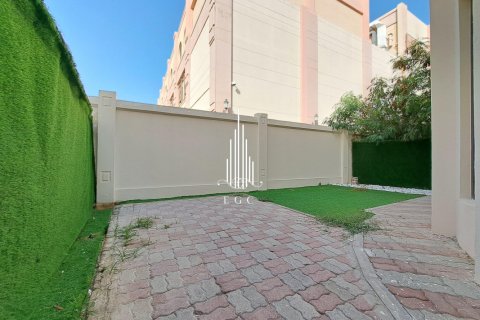 Вилла с 4 спальнями в Al Khalidiya, ОАЭ №19427 24