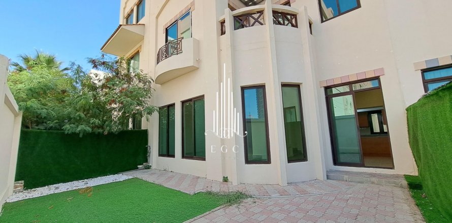 Вилла с 4 спальнями в Al Khalidiya, ОАЭ №19427