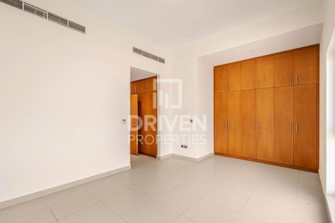 Villa de 4 dormitorios en Nadd Al Sheba, UAE No. 223330 9