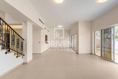 Villa de 4 dormitorios en Nadd Al Sheba, UAE No. 223330 6