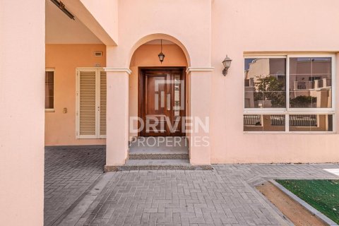 Villa de 4 dormitorios en Nadd Al Sheba, UAE No. 223330 3