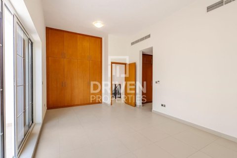 Villa de 4 dormitorios en Nadd Al Sheba, UAE No. 223330 11
