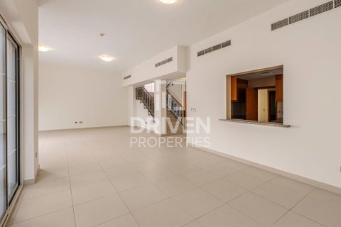 Villa de 4 dormitorios en Nadd Al Sheba, UAE No. 223330 5