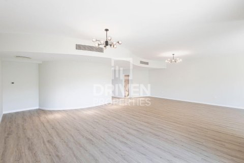 Villa de 4 dormitorios en Al Barsha 1, UAE No. 223344 16