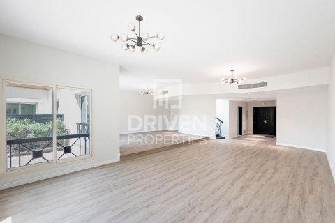 Villa de 4 dormitorios en Al Barsha 1, UAE No. 223344 15