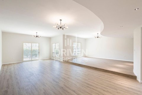 Villa de 4 dormitorios en Al Barsha 1, UAE No. 223344