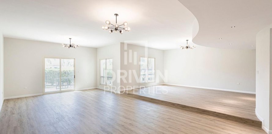 Villa de 4 dormitorios en Al Barsha 1, UAE No. 223344