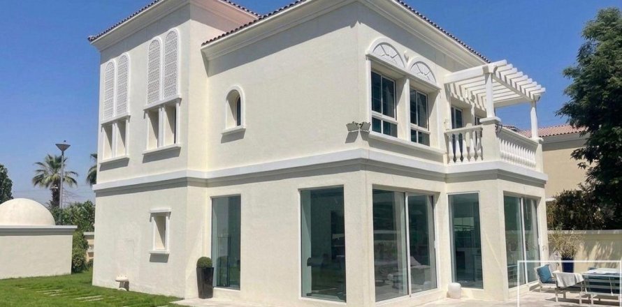 3 bedrooms Villa in Jumeirah Village Triangle, UAE No. 211044