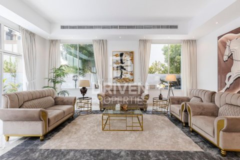 Villa de 7 dormitorios en Al Quoz, UAE No. 223284