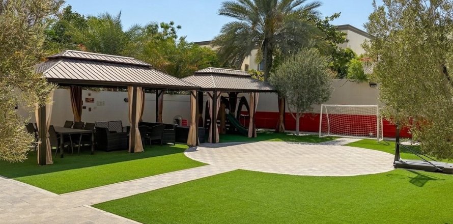 Вилла с 3 спальнями в Jumeirah Park, ОАЭ №164460