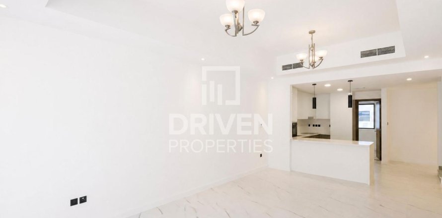 Вилла с 4 спальнями в District 11, ОАЭ №225651