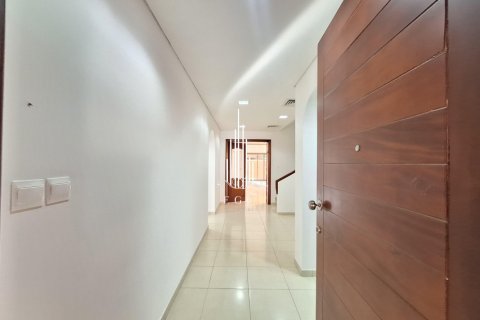 Villa de 4 dormitorios en Abu Dhabi Gate City, UAE No. 36641 20