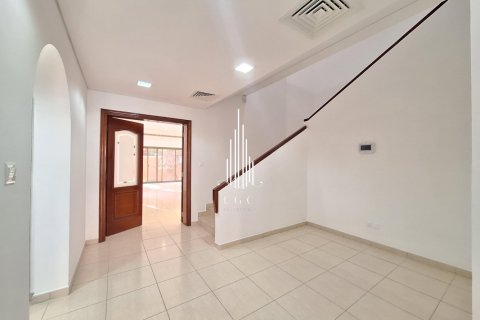 Villa de 4 dormitorios en Abu Dhabi Gate City, UAE No. 36641 17
