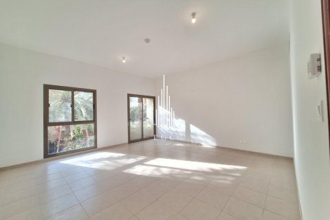 Villa de 4 dormitorios en Abu Dhabi Gate City, UAE No. 36641 10