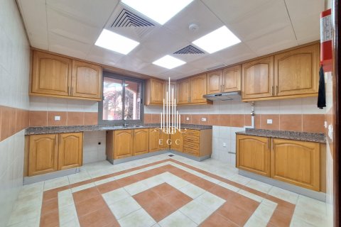 Villa de 4 dormitorios en Abu Dhabi Gate City, UAE No. 36641 6