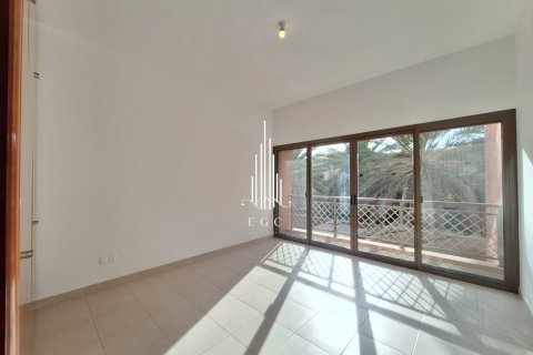 Villa de 4 dormitorios en Abu Dhabi Gate City, UAE No. 36641 5