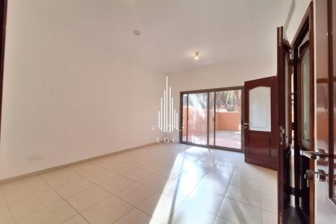 Villa de 4 dormitorios en Abu Dhabi Gate City, UAE No. 36641 9