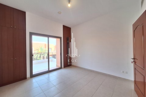 Villa de 4 dormitorios en Abu Dhabi Gate City, UAE No. 36641 16