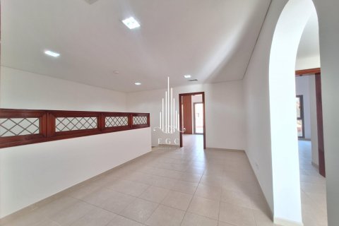 Villa de 4 dormitorios en Abu Dhabi Gate City, UAE No. 36641 4