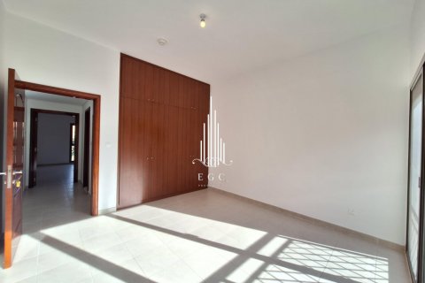 Villa de 4 dormitorios en Abu Dhabi Gate City, UAE No. 36641 12