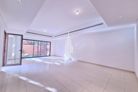 Villa de 4 dormitorios en Abu Dhabi Gate City, UAE No. 36641 8